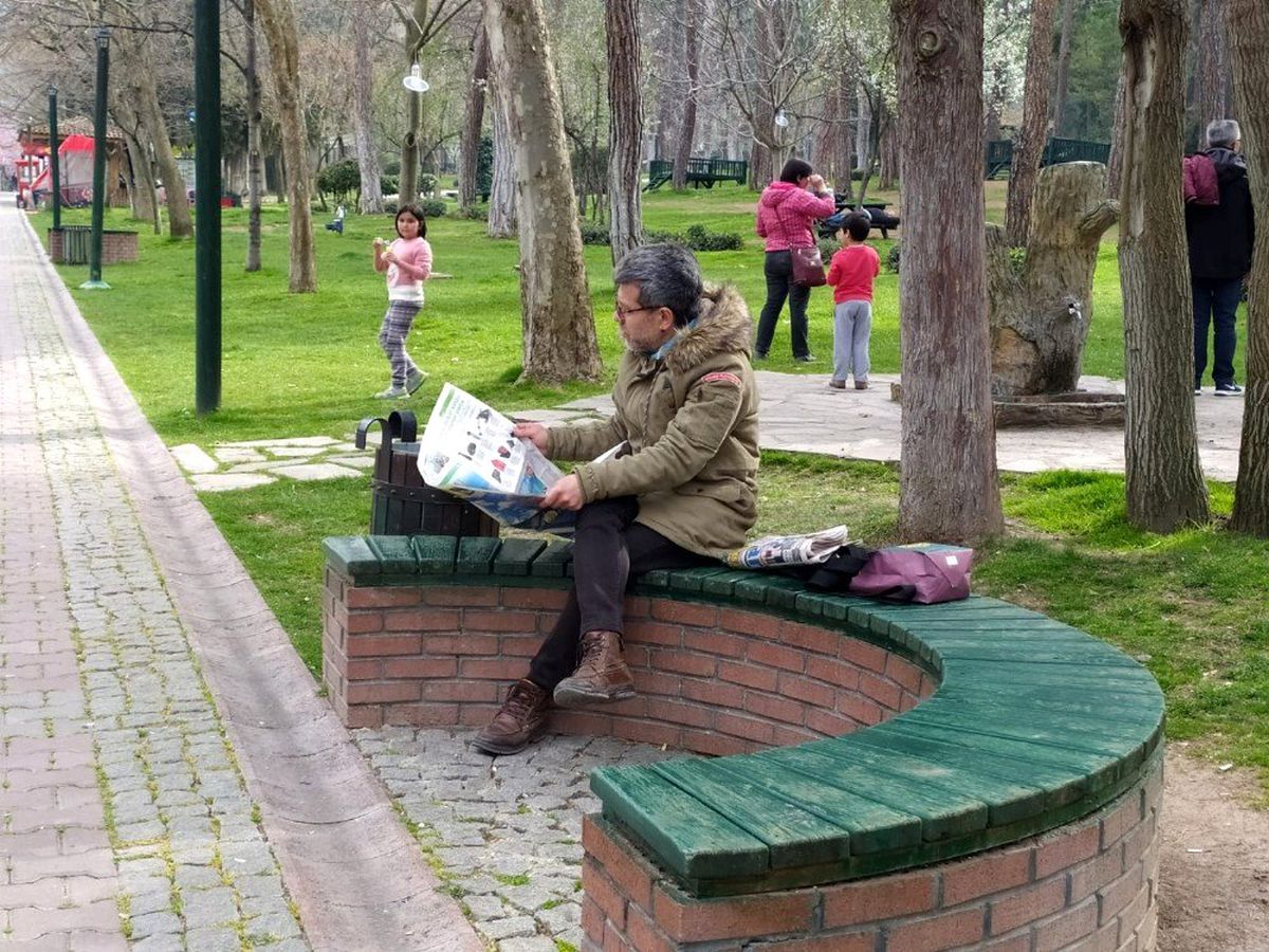 \'Evde Kal\' uyarılarını dikkate almadılar park ve bahçelere akın ettiler
