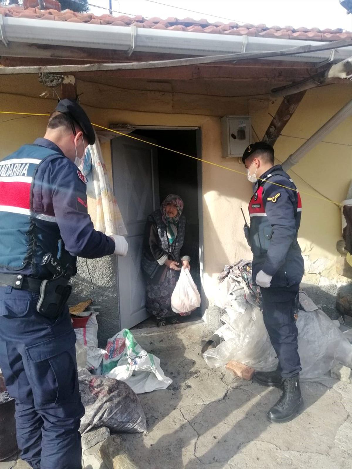 Evden çıkamayan vatandaşların ihtiyaçlarını kolluk kuvvetleri karşılıyor