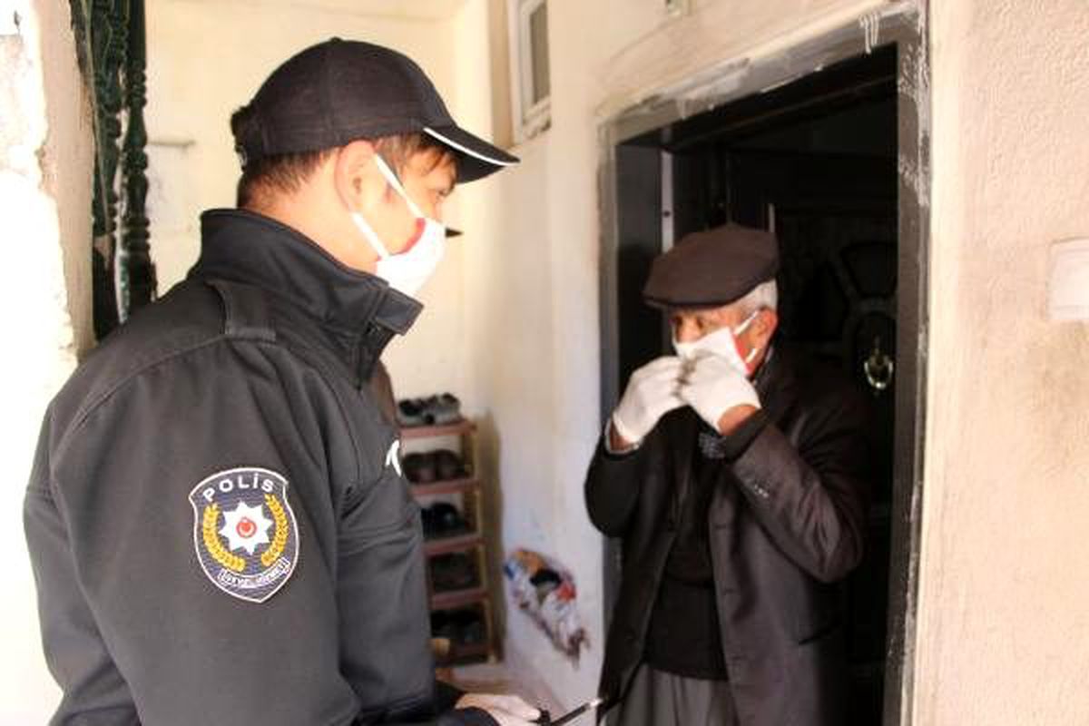 Evden çıkamayınca aradığı polislerle maaşını çekmeye gitti