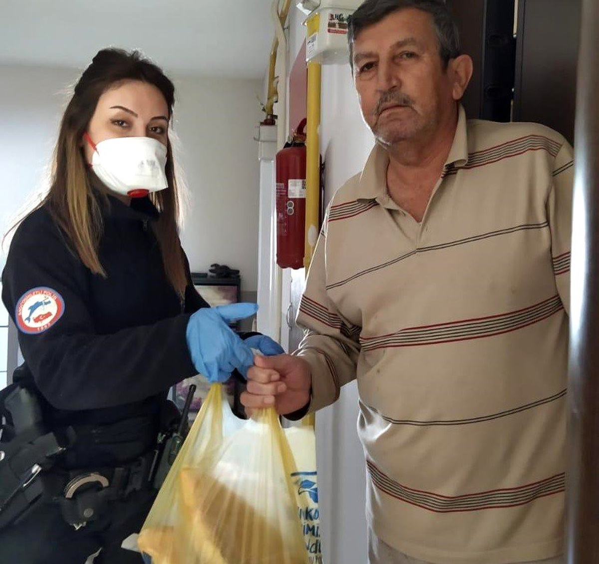 Evden çıkmaması istenen vatandaşın ihtiyaçlarını polis karşılıyor