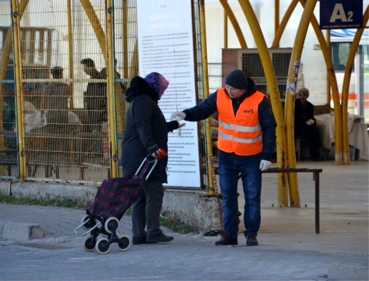 Gediz Pazarı\'nda Korona virüse karşı kolonyalı önlem