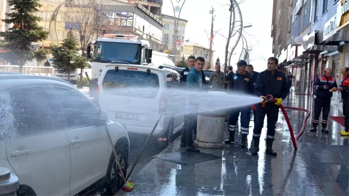 Hakkari çarşısı köpüklü suyla yıkandı