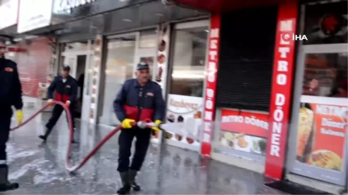 Hakkari çarşısı köpüklü suyla yıkandı