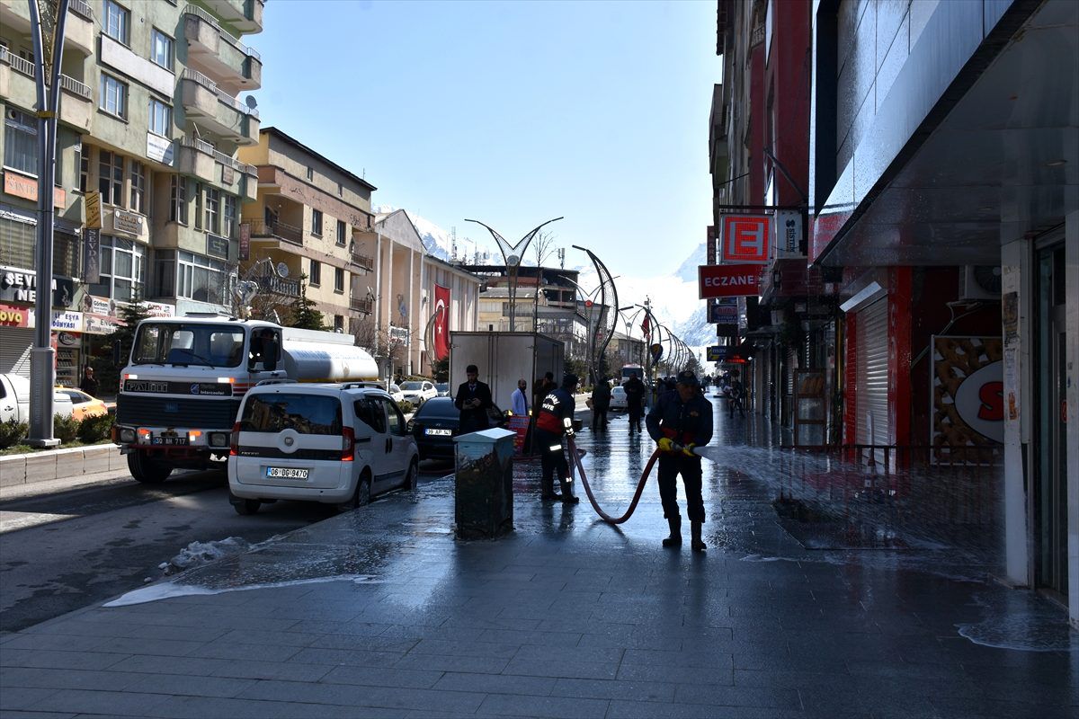 Hakkari\'de koronavirüs tedbirleri kapsamında çarşı merkezi köpüklü suyla yıkandı