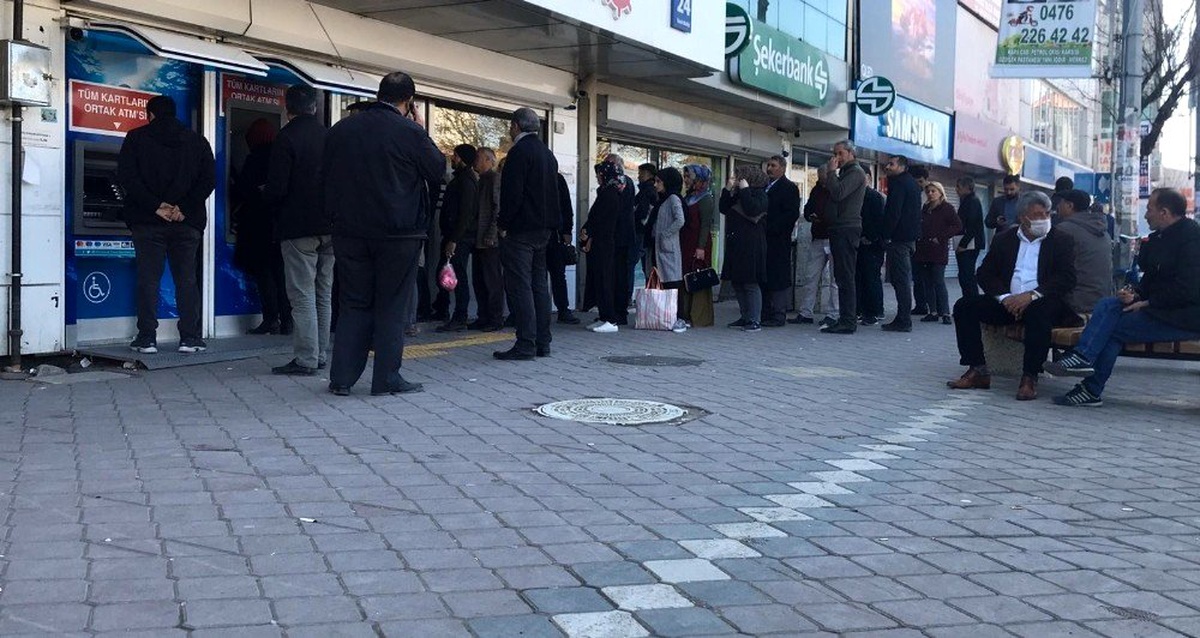 Iğdırlılar korona virüs çağrılarına uymadı yine sokaklara döküldü