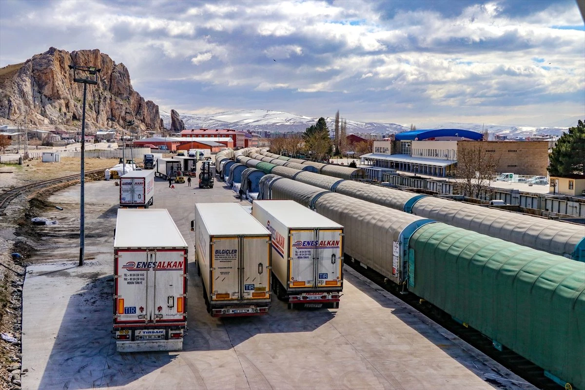 İhracat ürünleri Van\'dan demir yoluyla İran\'a gönderiliyor