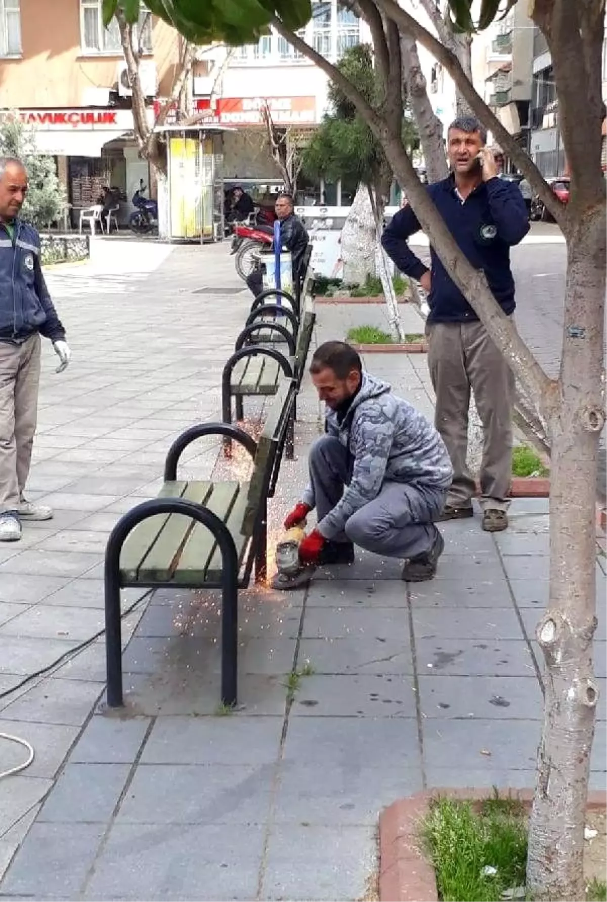 İncirliova Belediyesi bankları söktü