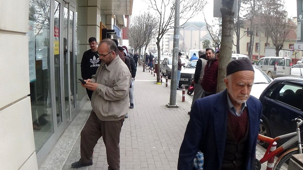 İnegöl\'de yaşlılar evlerinde durmuyor