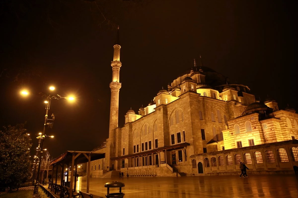 İstanbul\'daki camilerde Kovid-19 salgınının son bulması için dua edildi