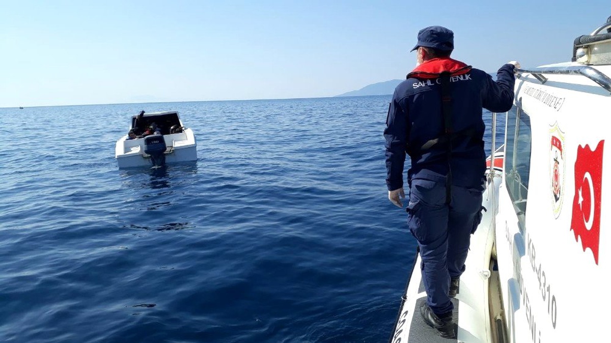İzmir açıklarında 6\'sı çocuk 30 göçmen kurtarıldı