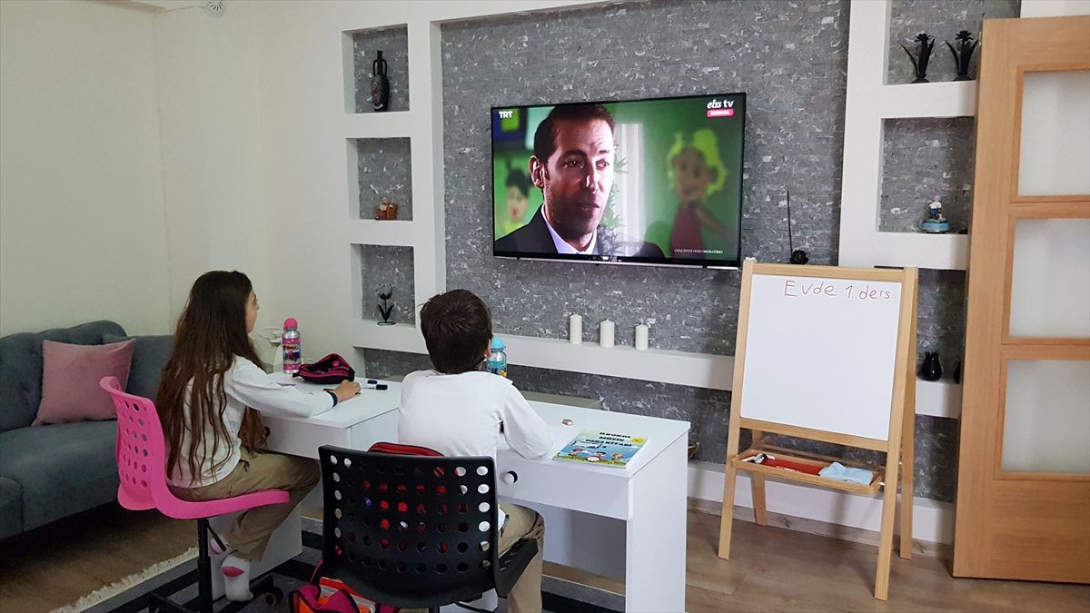 İznikli öğrenciler evlerini okula çevirdi