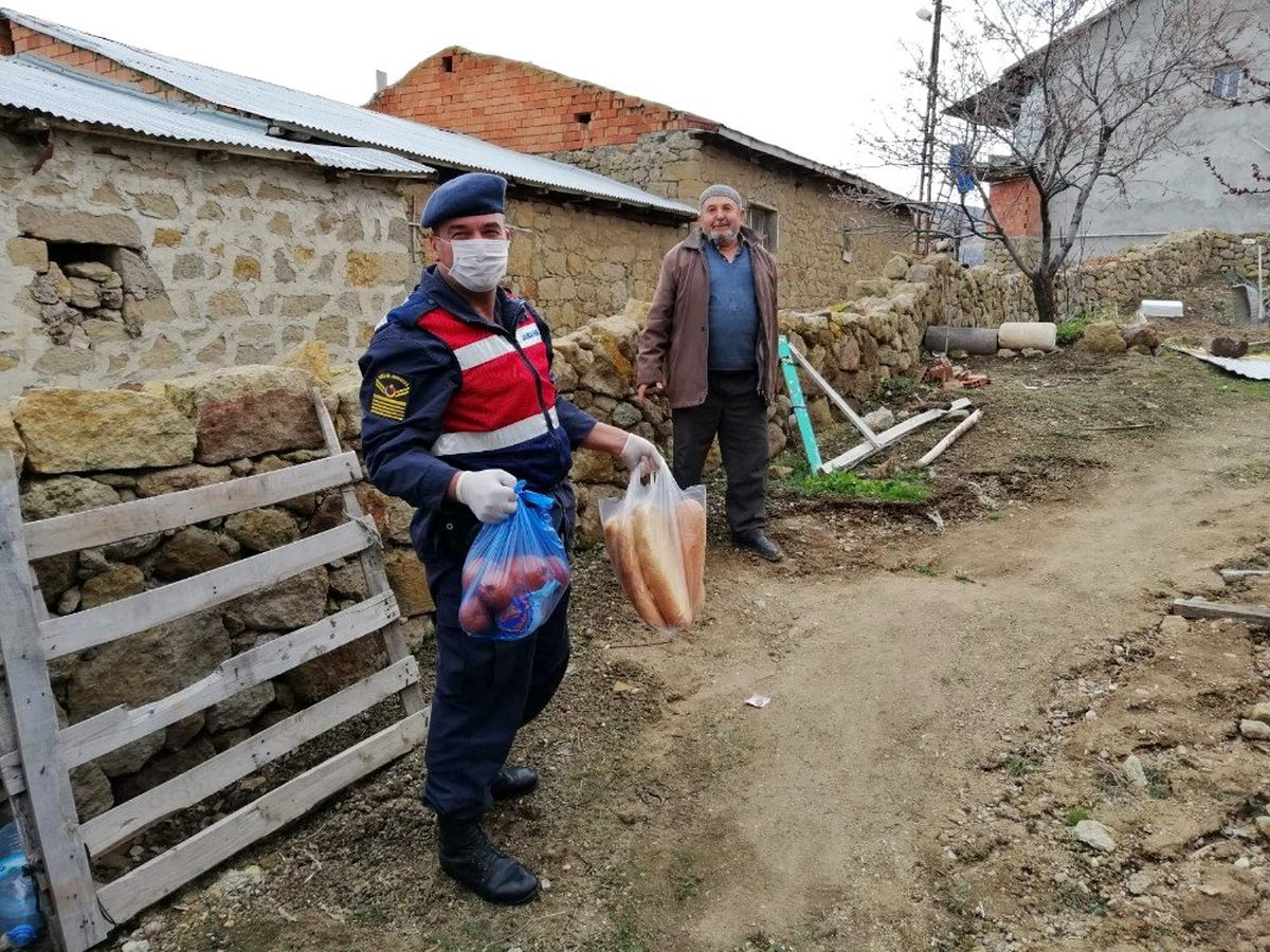 Jandarma ekiplerinden 65 yaş üstüne vefa