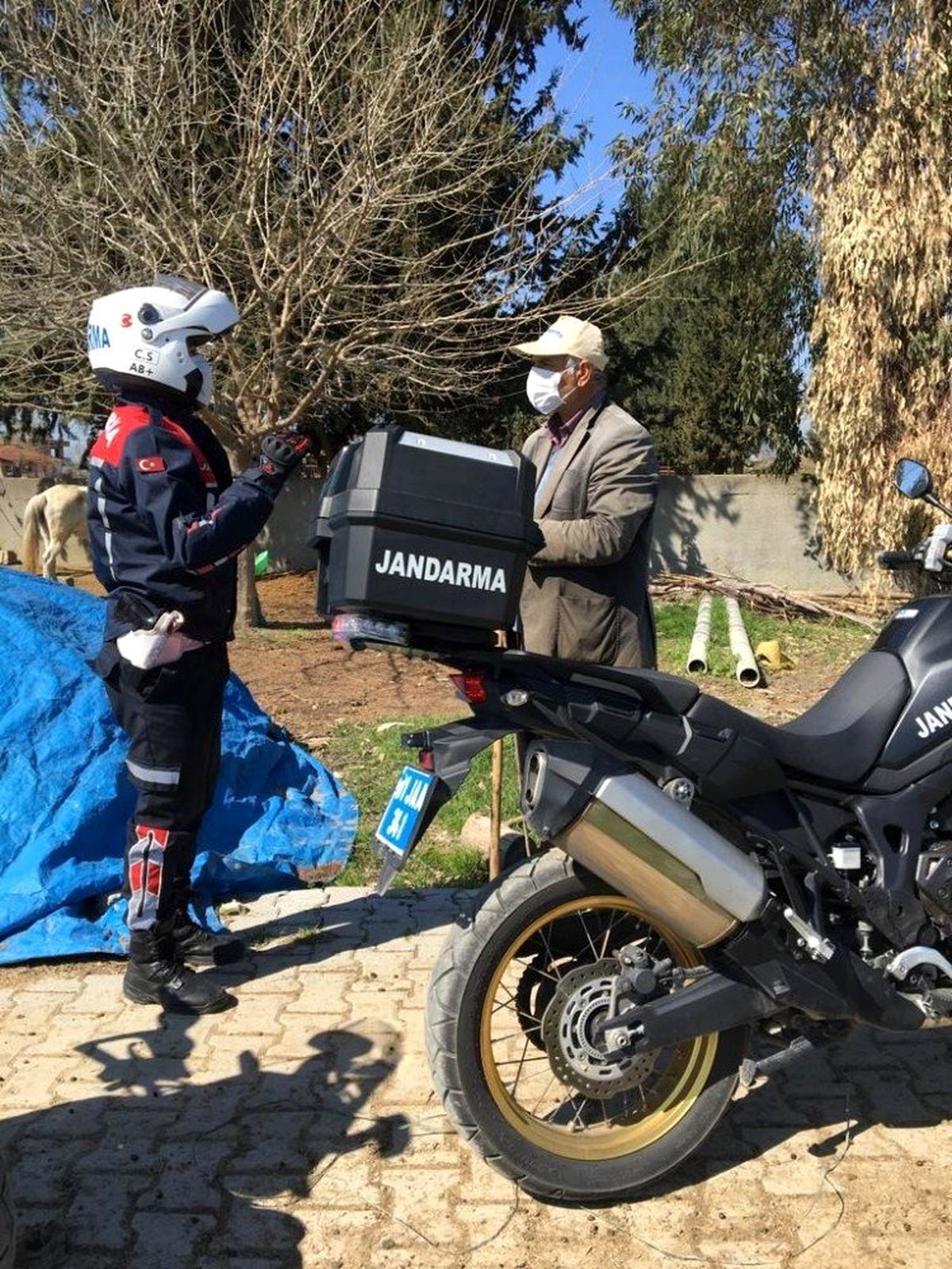 Jandarma yaşlıların hizmetinde