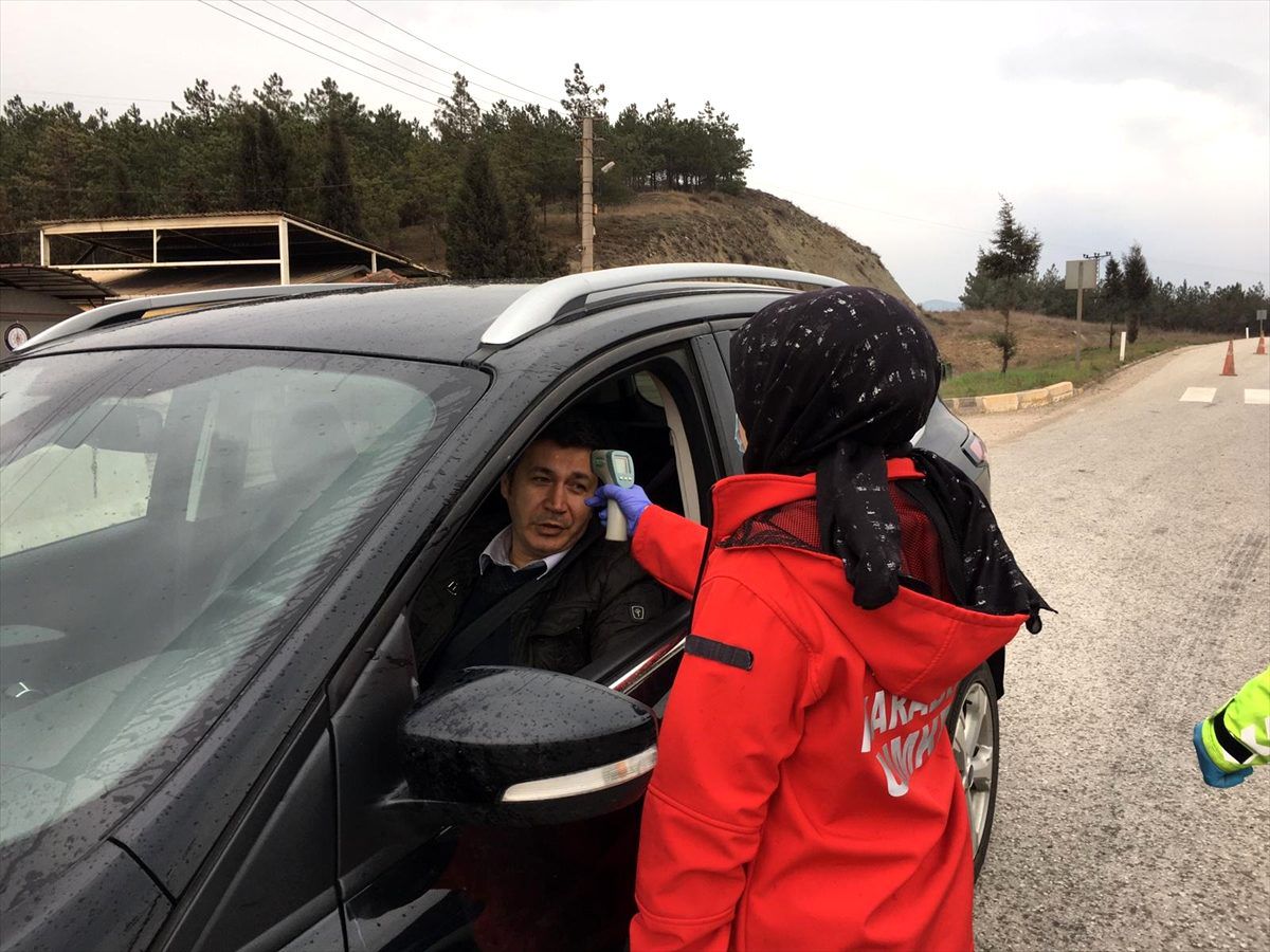 Karabük\'te koronavirüs tedbirleri kapsamında ateş ölçer cihazla kontrol