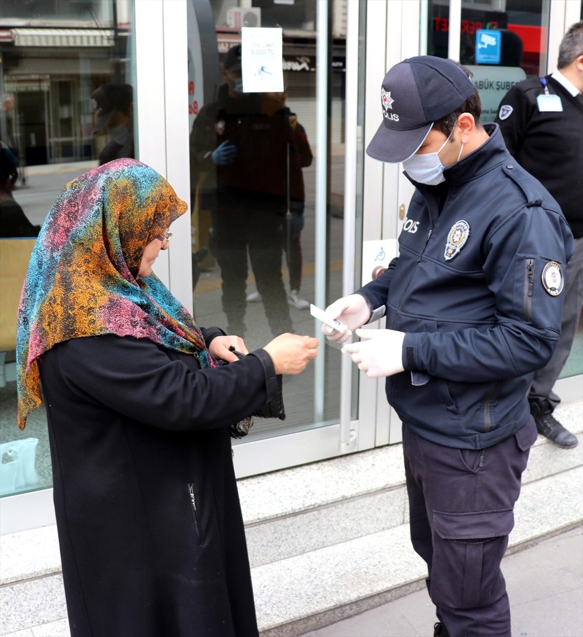 Karabük\'te sokağa çıkan 65 yaş ve üstü vatandaşlar uyarılarak evlerine gönderildi