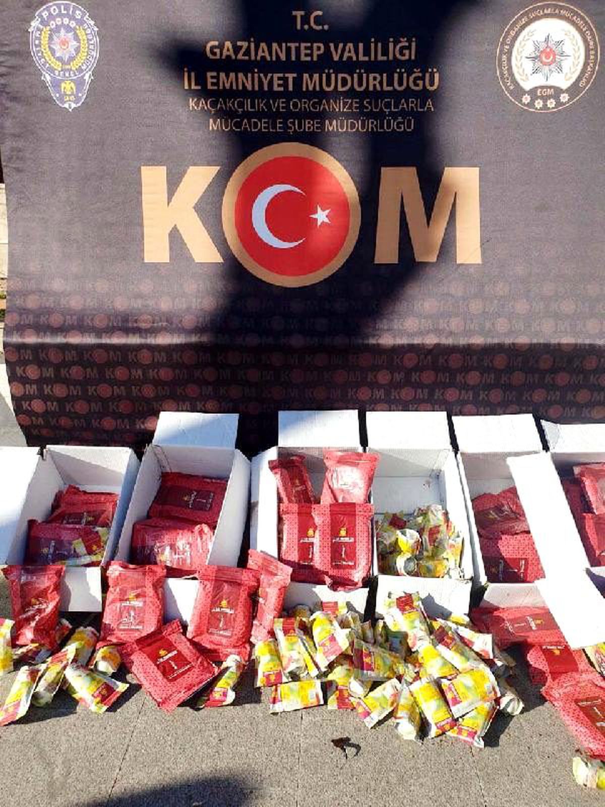 Kargodan 99 kilo kaçak nargile tütünü çıktı