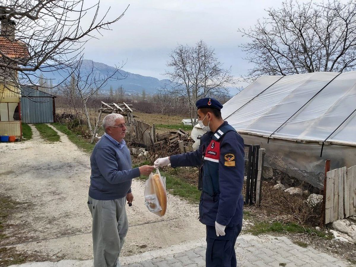 Kaş\'ta jandarmadan evden çıkamayan yaşlılara destek