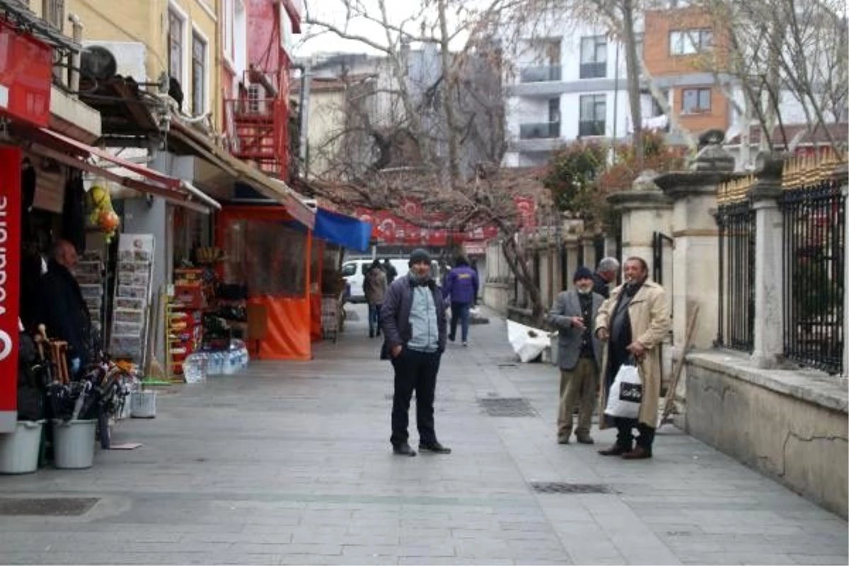 Kasımpaşa\'da uyarılara rağmen 65 yaş ve üstü sokaktan vazgeçemiyor