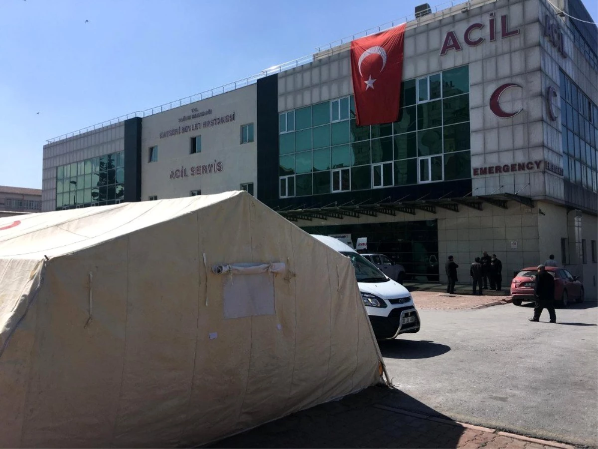 Kayseri\'de hastalar için devlet hastanesinin bahçesine çadır kuruldu