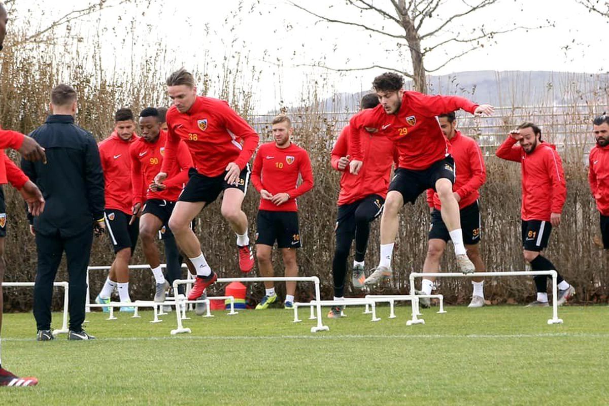 Kayserispor\'da topbaşı ertelendi