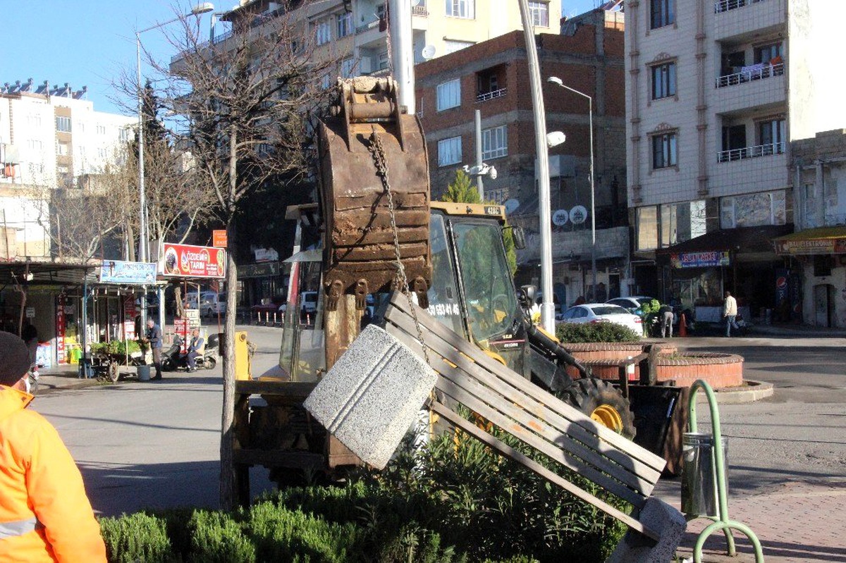 Kilis\'te parklardaki banklar kaldırılmaya başlandı