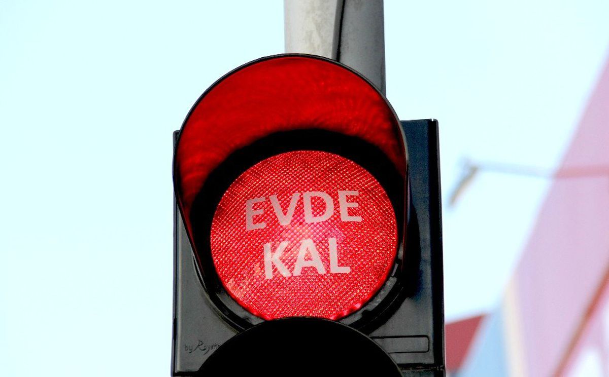 Kırmızı ışıklar \'evde kal\' dedi