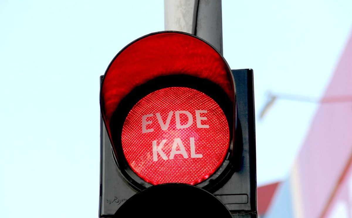 Kırmızı ışıklar \'evde kal\' dedi