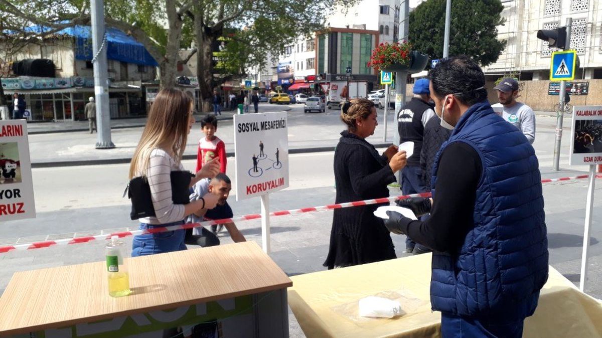Kolonya ve maske dağıtıldı