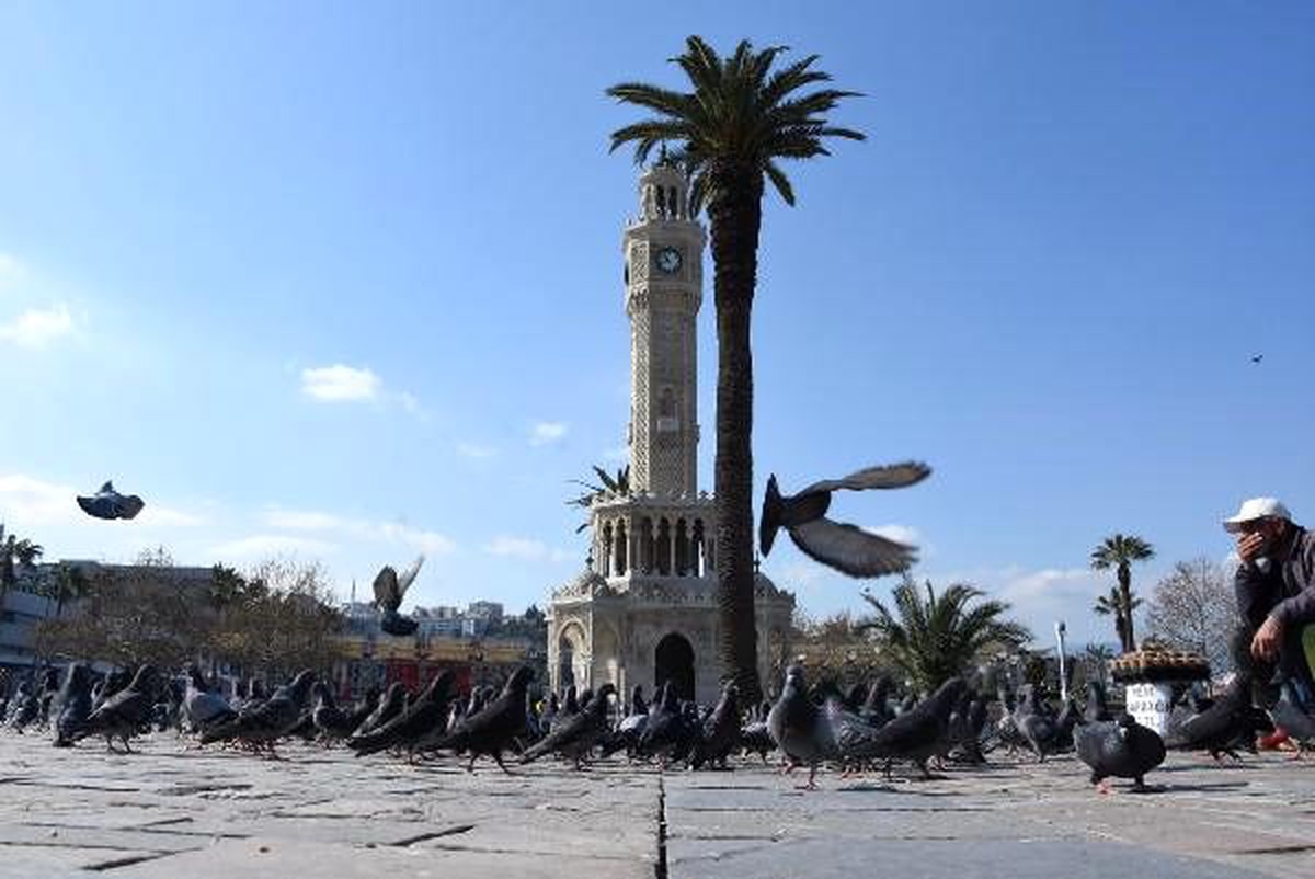 Konak Meydanı\'nda güvercinler, aç kaldı