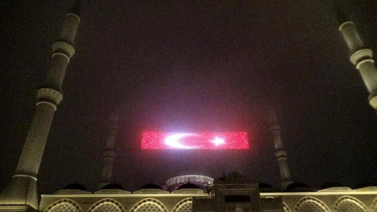Korona virüs salgınının son bulması için Çamlıca Camii\'nde dua sesleri yükseldi