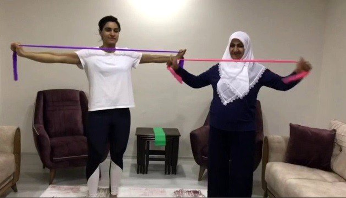 Korona virüs tedbirlerine "Evde kalıyorum spor yapıyorum" videolarıyla destek
