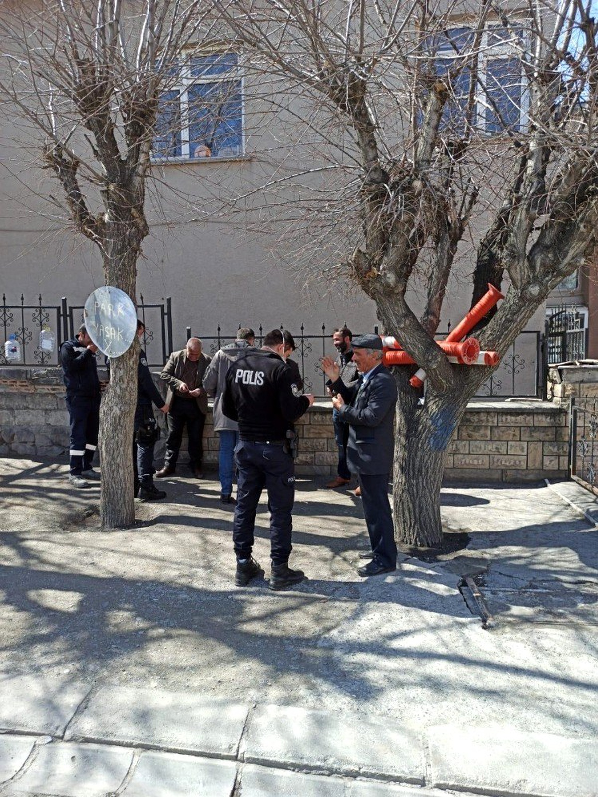 Korona virüs yasağına uymayan 65 yaş üstü 5 kişiye para cezası uygulandı