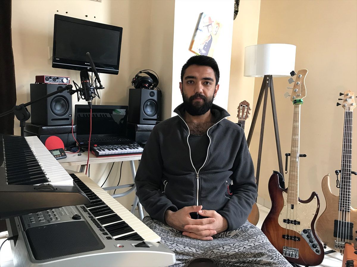 "Koronavirüs"e uyarladığı şarkılarla evde kalanları eğlendiriyor