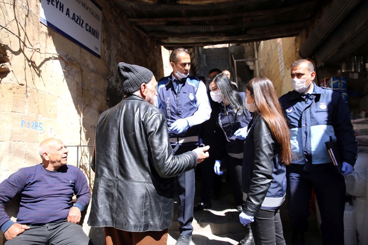 Koronavirüse karşı fedakarca çalışan sağlık personeline moral için tatlı ikram edildi