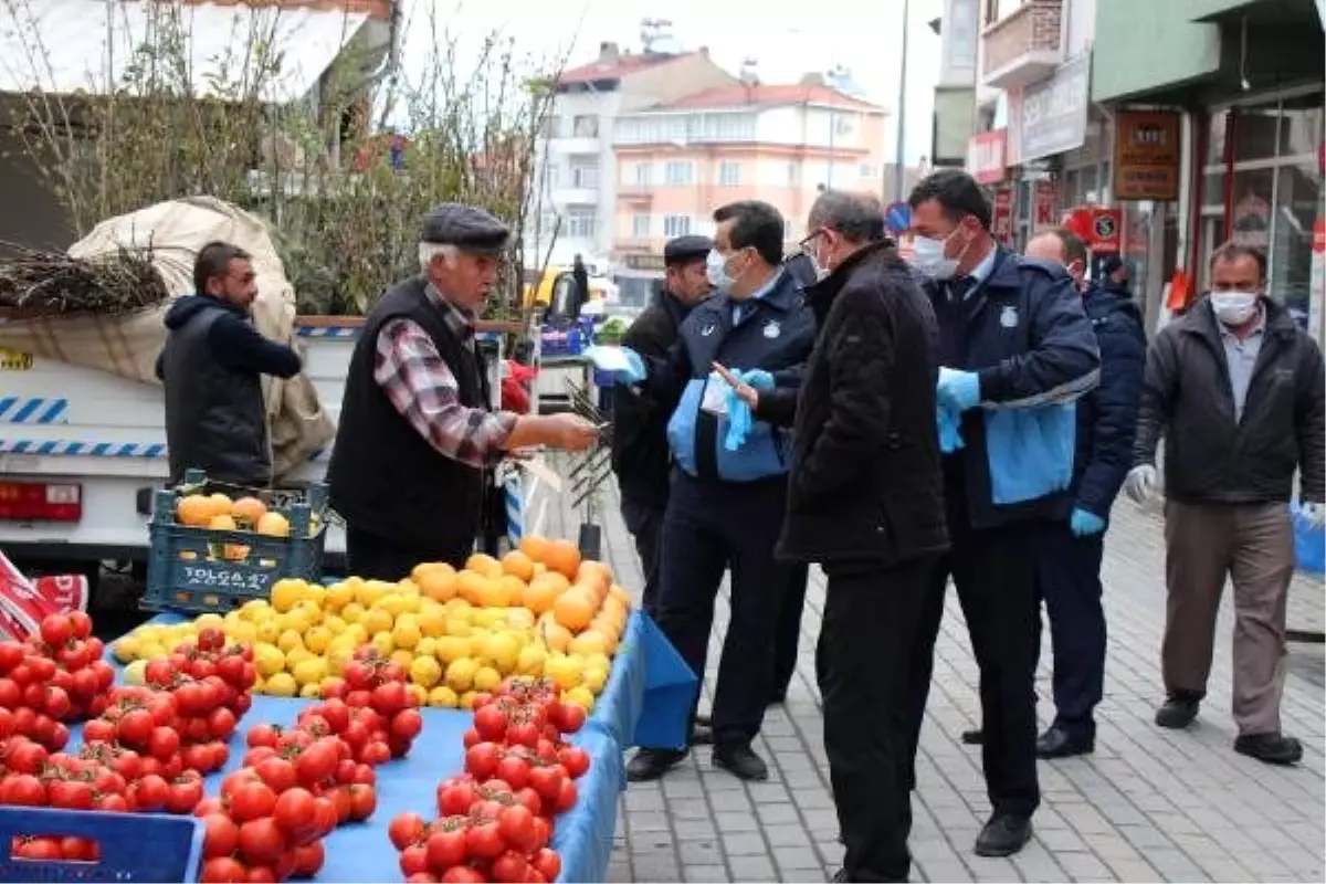 Kütahya\'da pazarcılara maske ve eldiven dağıtıldı