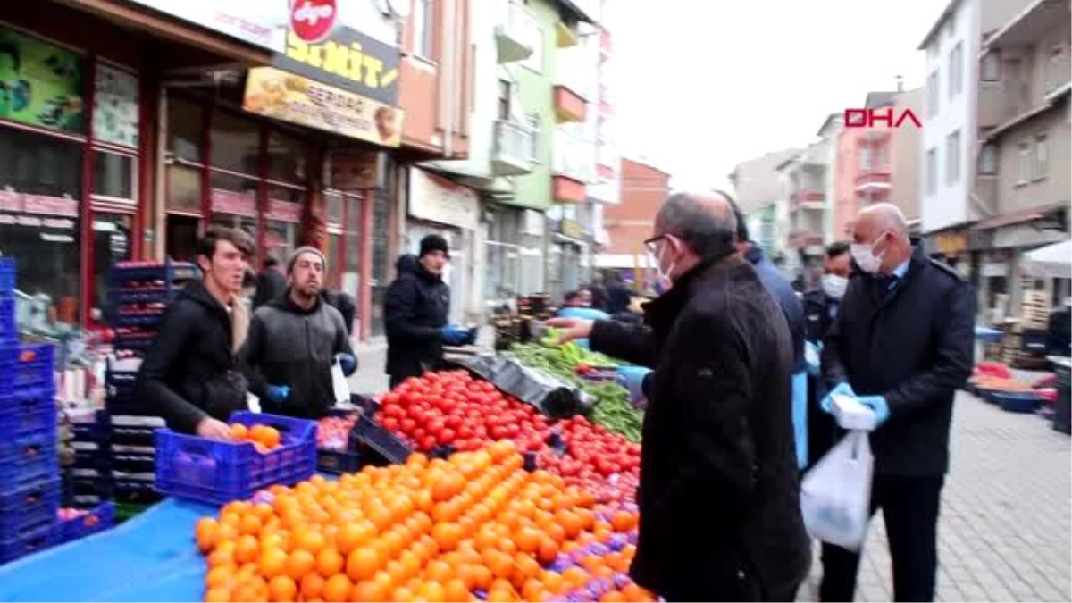 KÜTAHYA Domaniç Belediye Başkanı Ertürk, pazarda maske dağıttı