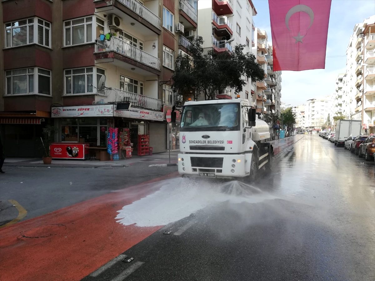 Manisa\'da cadde ve sokaklar köpüklü suyla yıkandı