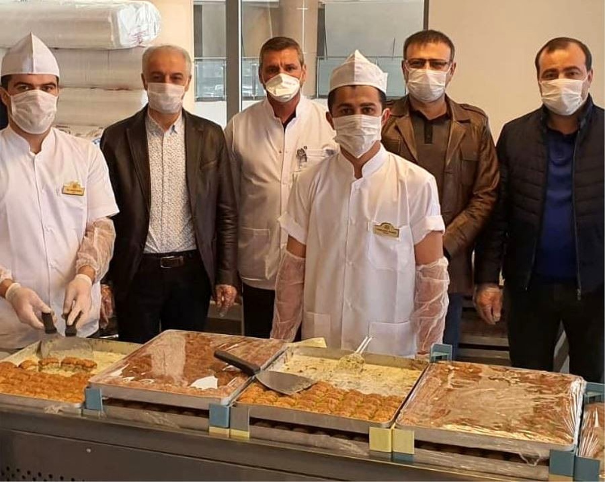 Mardin\'de sağlık çalışanlarına tatlı ikramı