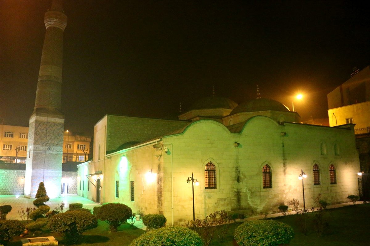 Mardin ve Siirt\'te koronavirüs salgınına karşı camilerden dua edildi