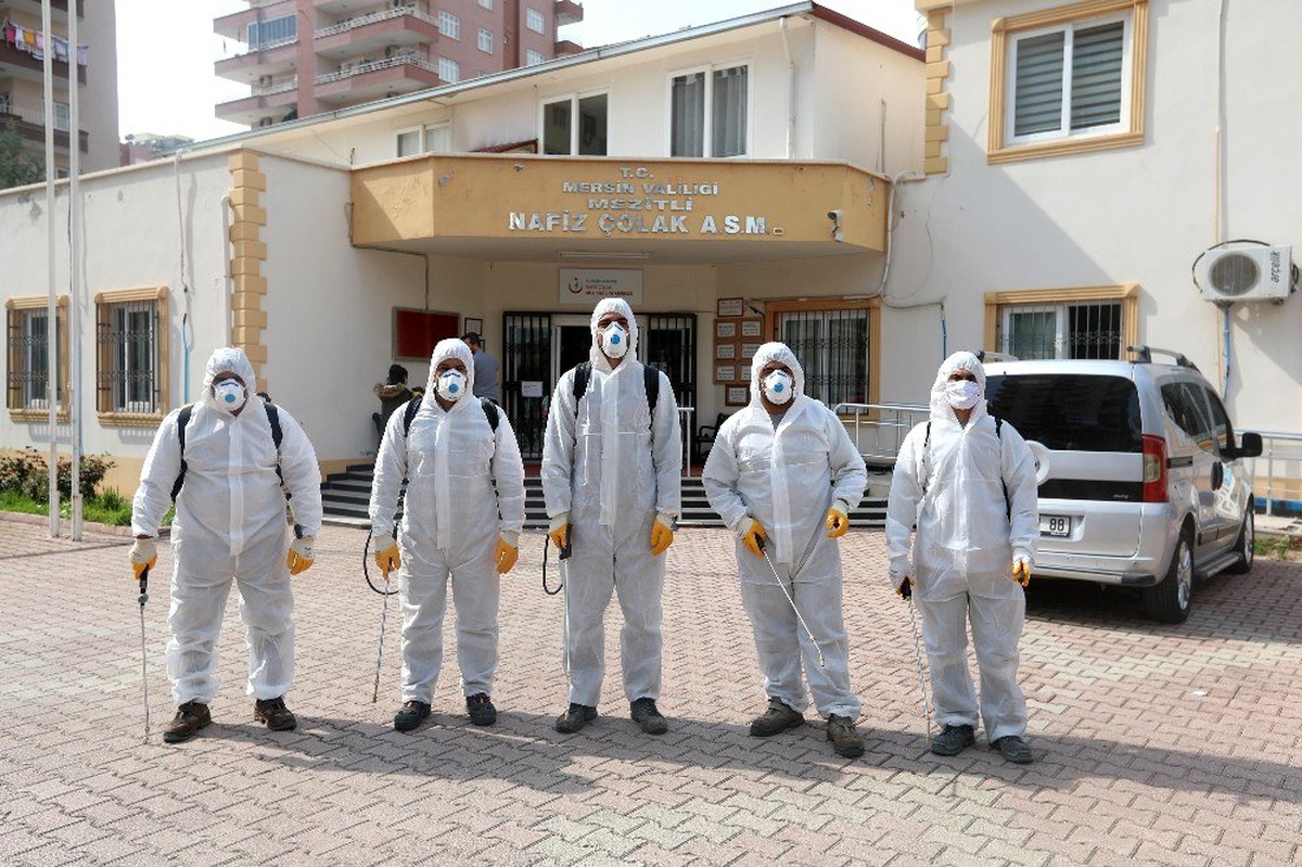 Mezitli korona virüse karşı dezenfekte ediliyor