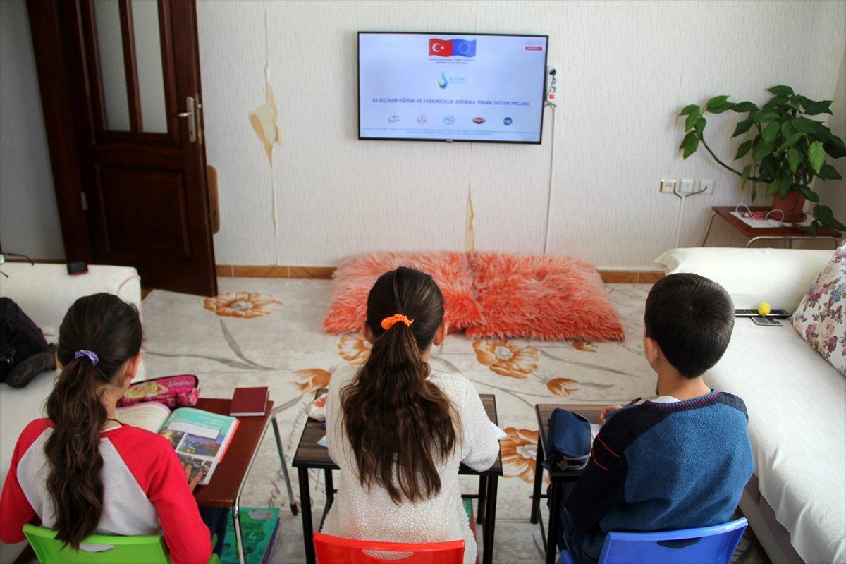 Midyat\'ta öğrenciler "uzaktan eğitim" ile ders başı yaptı