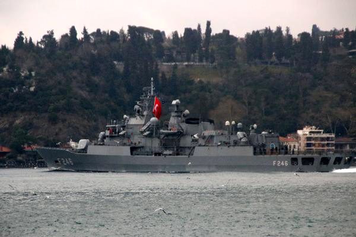NATO savaş gemileri İstanbul Boğazı\'ndan geçti
