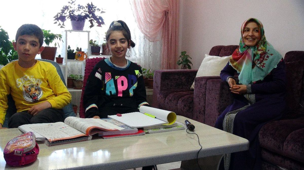 Öğrenciler ders başı yapıp, "Evden çıkmayın" mesajı verdi