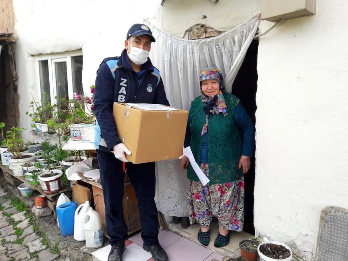 Osmaneli\'nde 65 yaş üstü kişilere ihtiyaçları evlerine götürüldü