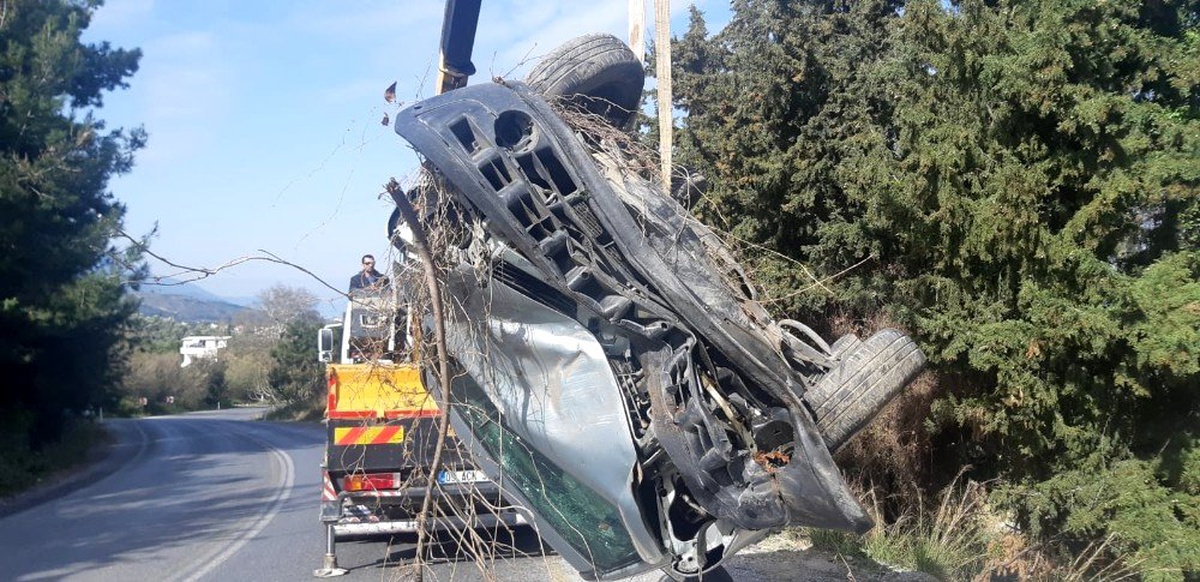 Otomobil tarlaya uçtu; 2 yaralı