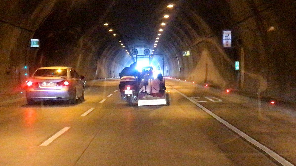 (Özel) Kağıthane Tüneli\'nde ilginç yolculuk kamerada