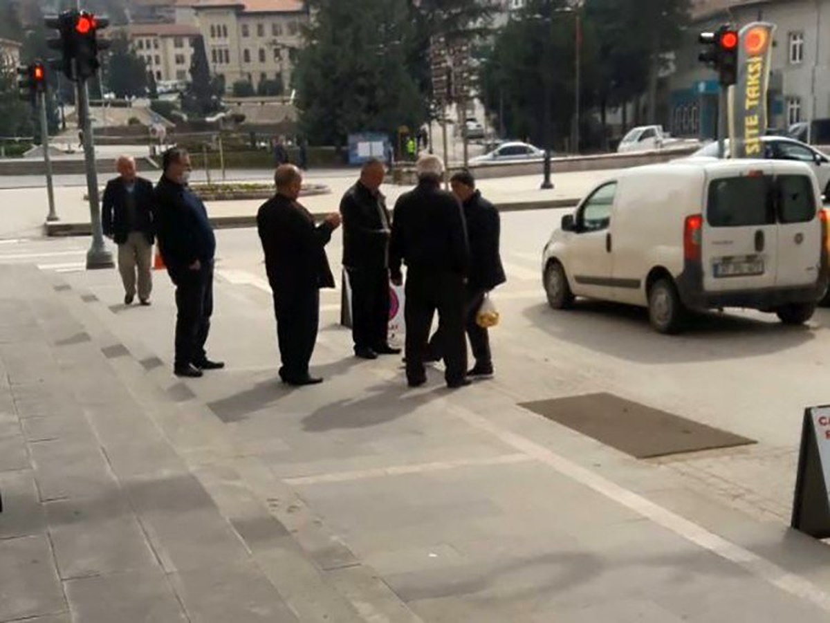 (Özel) Oturacak bank, açık kahvehane bulamayınca evlerine döndüler