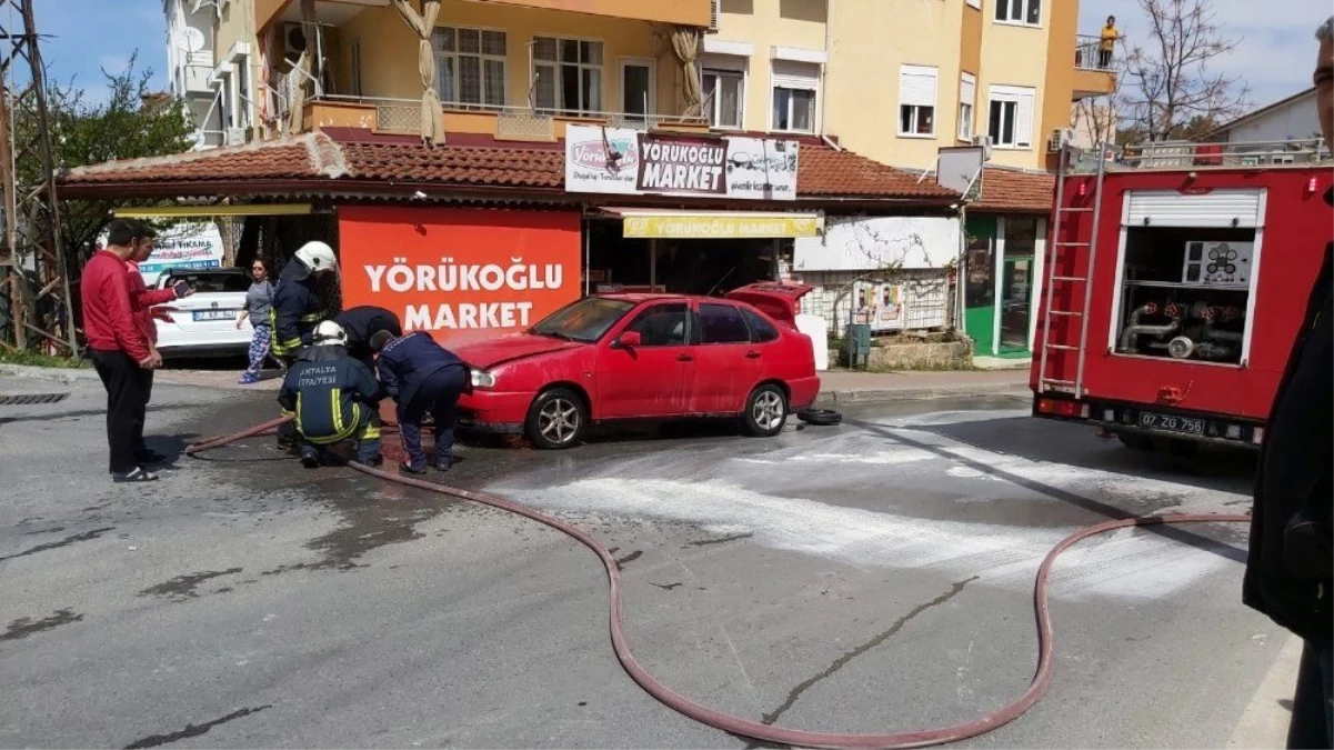 (Özel) Yanan araca çeşme hortumuyla müdahale ettiler