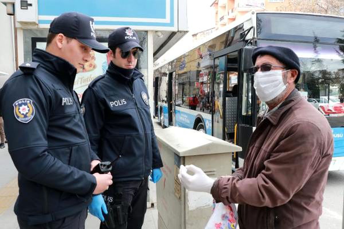 Pazara çıktı, kendisini uyaran polise \'Cahil değilim\' dedi