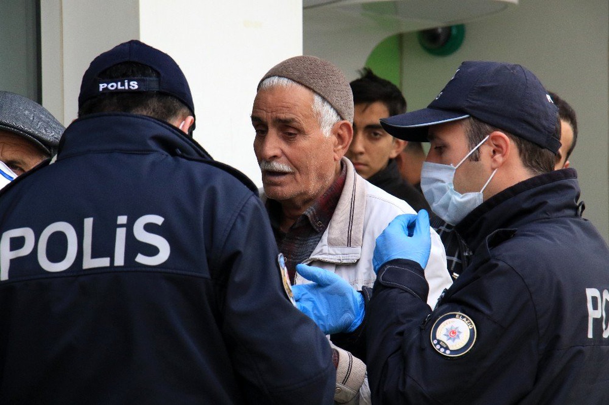 Polis, sokağa çıkan 65 yaş üstü için nöbette